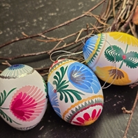 klare-farver-papirklip-monteret-paa-hoenseaeg-vintage-paaskepynt